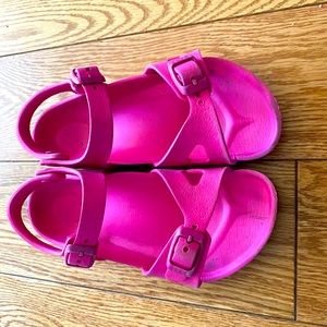 Birkenstock sandals in fucsia. Size:26